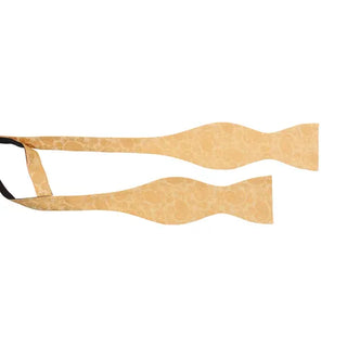 Oknuten fluga i slätvävt siden med ton-i-ton paisleymönster i färgen guld, 6 cm bred – elegant accessoar från AC, fotograferad mot vit bakgrund.