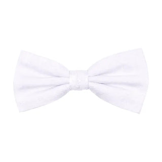 Färdigknuten fluga i siden med ton-i-ton paisleymönster i färgen vit, 6 cm bred – elegant accessoar från AC mot vit bakgrund, med justerbart resårband.