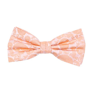 Färdigknuten fluga i siden med ton-i-ton paisleymönster i färgen peach, 6 cm bred – elegant accessoar från AC mot vit bakgrund, med justerbart resårband.