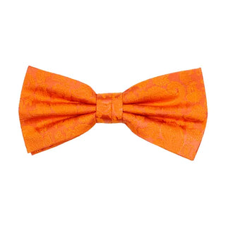 Färdigknuten fluga i siden med ton-i-ton paisleymönster i färgen orange, 6 cm bred – elegant accessoar från AC mot vit bakgrund, med justerbart resårband.