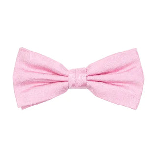 Färdigknuten fluga i siden med ton-i-ton paisleymönster i färgen rosa, 6 cm bred – elegant accessoar från AC mot vit bakgrund, med justerbart resårband.