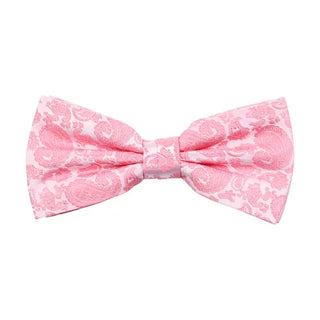 Färdigknuten fluga i siden med ton-i-ton paisleymönster i färgen coral, 6 cm bred – elegant accessoar från AC mot vit bakgrund, med justerbart resårband.