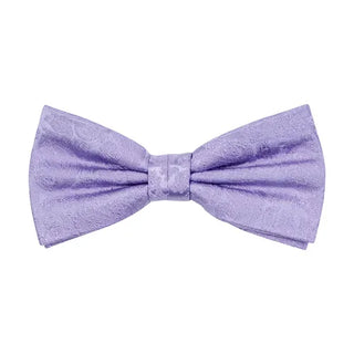 Färdigknuten fluga i siden med ton-i-ton paisleymönster i färgen lilac, 6 cm bred – elegant accessoar från AC mot vit bakgrund, med justerbart resårband.