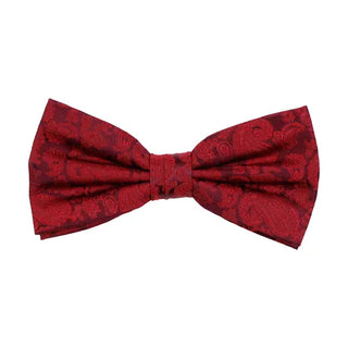 Färdigknuten fluga i siden med ton-i-ton paisleymönster i färgen vinröd, 6 cm bred – elegant accessoar från AC mot vit bakgrund, med justerbart resårband.
