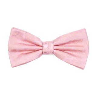 Färdigknuten fluga i siden med ton-i-ton paisleymönster i färgen powder rosa, 6 cm bred – elegant accessoar från AC mot vit bakgrund, med justerbart resårband.