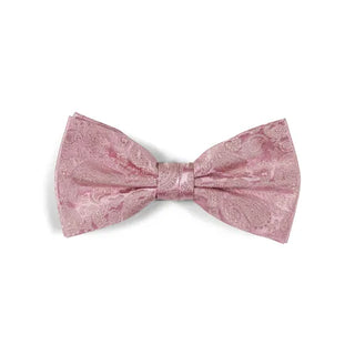 Färdigknuten fluga i siden med ton-i-ton paisleymönster i färgen powder rose, 6 cm bred – elegant accessoar från AC mot vit bakgrund, med justerbart resårband.