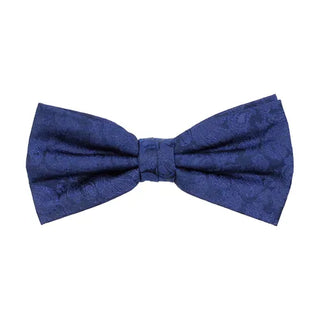 Färdigknuten fluga i siden med ton-i-ton paisleymönster i färgen napoli blå, 6 cm bred – elegant accessoar från AC mot vit bakgrund, med justerbart resårband.