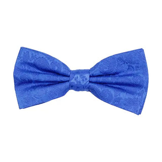 Färdigknuten fluga i siden med ton-i-ton paisleymönster i färgen royal blå, 6 cm bred – elegant accessoar från AC mot vit bakgrund, med justerbart resårband.