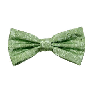 Färdigknuten fluga i siden med ton-i-ton paisleymönster i färgen grön, 6 cm bred – elegant accessoar från AC mot vit bakgrund, med justerbart resårband.