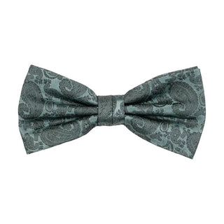 Färdigknuten fluga i siden med ton-i-ton paisleymönster i färgen olive, 6 cm bred – elegant accessoar från AC mot vit bakgrund, med justerbart resårband.