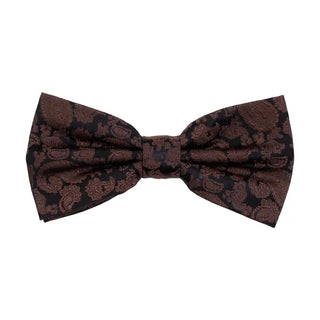 Färdigknuten fluga i siden med ton-i-ton paisleymönster i färgen brun, 6 cm bred – elegant accessoar från AC mot vit bakgrund, med justerbart resårband.