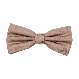 Färdigknuten fluga i siden med ton-i-ton paisleymönster i färgen beige, 6 cm bred – elegant accessoar från AC mot vit bakgrund, med justerbart resårband.