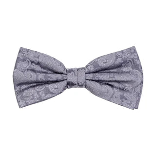 Färdigknuten fluga i siden med ton-i-ton paisleymönster i färgen grå, 6 cm bred – elegant accessoar från AC mot vit bakgrund, med justerbart resårband.