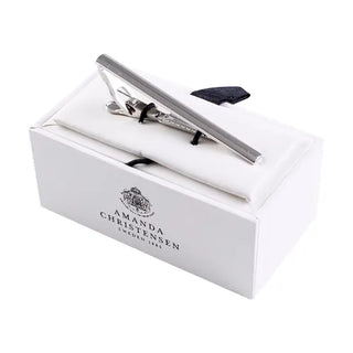 Polerad slipsnål i nickelfri mässing från AC i färgen Silver – liggande i presentask på vit bakgrund. Elegant accessoar för slips vid affärs- och festklädsel.