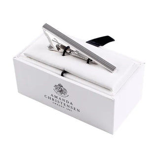 Slipsnål i nickelfri mässing med räfflad yta från AC i färgen silver – elegant accessoar på vit bakgrund som tillför struktur och stil till både mönstrade och enfärgade slipsar.