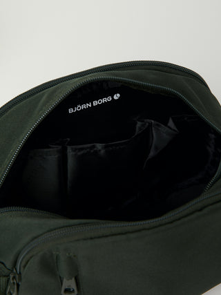 Björn Borg Core Necessär Standing - Black, fotad mot en ljusgrå bakgrund