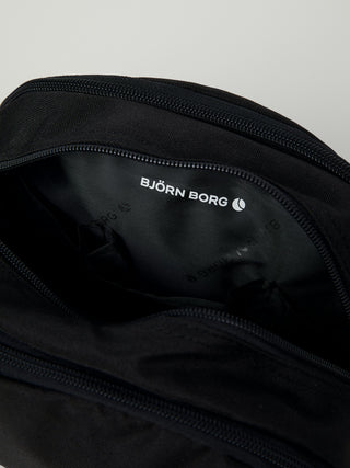 Björn Borg Core Necessär Standing - Black, fotad mot en ljusgrå bakgrund