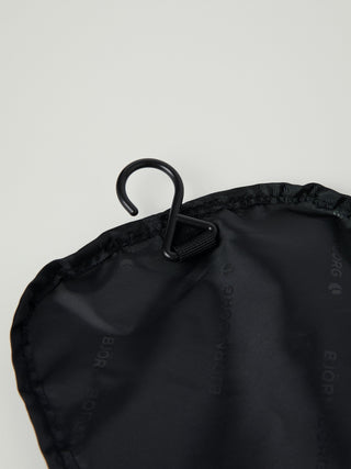 Björn Borg Core Necessär Hanging - Black Beauty, fotad mot en ljusgrå bakgrund