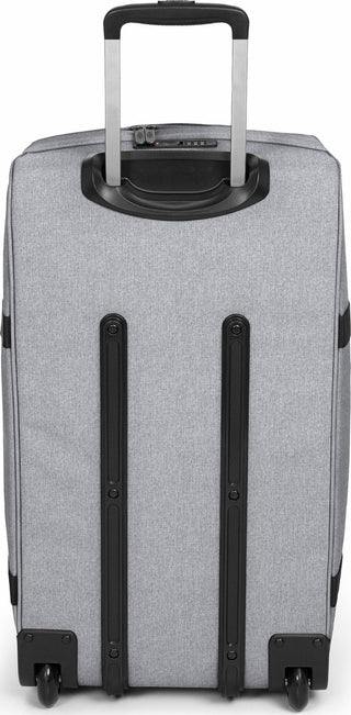 Eastpak Transit'R Mellanstor Resväska - Sunday Grey, fotad mot en vit bakgrund.