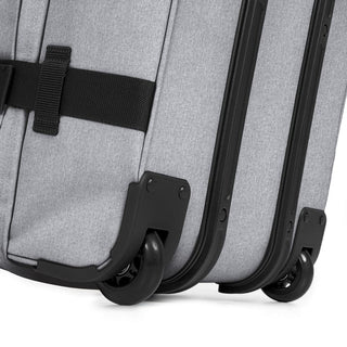 Eastpak Transit'R Mellanstor Resväska - Sunday Grey, fotad mot en vit bakgrund.