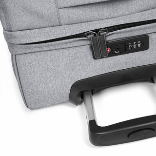Eastpak Transit'R Mellanstor Resväska - Sunday Grey, fotad mot en vit bakgrund.