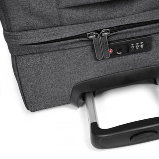 Eastpak Transit'R Mellanstor Resväska - Black Denim, fotad mot en vit bakgrund.