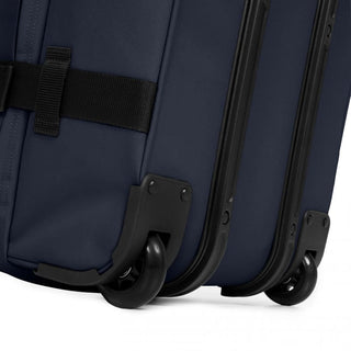 Eastpak Transit'R Mellanstor Resväska - Ultra Marine, fotad mot en vit bakgrund.