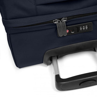Eastpak Transit'R Mellanstor Resväska - Ultra Marine, fotad mot en vit bakgrund.