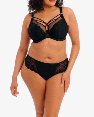  Modell bär Elomi Brianna Underwire Plunge BH i svart, med djup urringning och stödjande sidopanel för en smickrande silhuett.