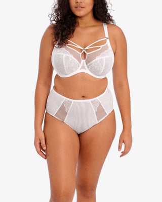Modell bär Elomi Brianna Underwire Plunge BH vit, med låg urringning och stödjande sidopanel för en smickrande form.
