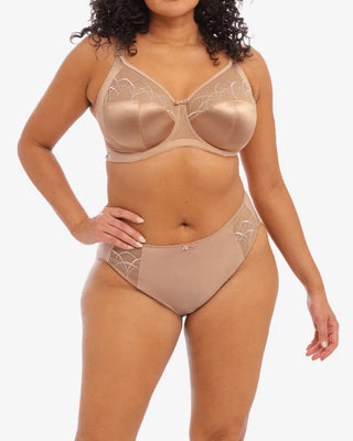 Modell bär Elomi Cate Brief i Hazel, en elegant och följsam trosa med hög midja och mjuka material för komfort hela dagen.