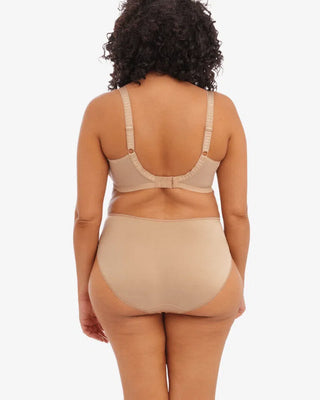 Modell visar baksidan av Elomi Cate Brief i Hazel, med en mjuk och sömlös design för en bekväm och smidig silhuett.