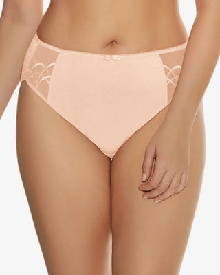 Modell bär Elomi Cate Brief i rosa, en elegant och följsam trosa med hög midja och mjuka material för komfort hela dagen.