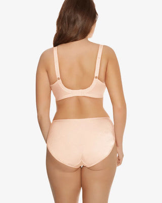 Modell visar baksidan av Elomi Cate Brief i rosa, med en mjuk och sömlös design för en bekväm och smidig silhuett.