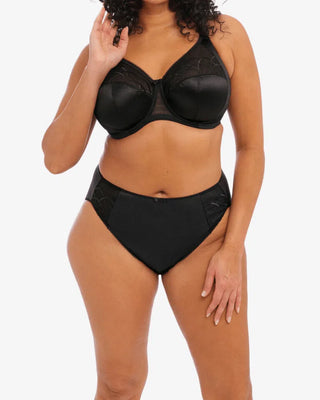 Modell bär Elomi Cate Brief i svart, en elegant och följsam trosa med hög midja och mjuka material för komfort hela dagen.