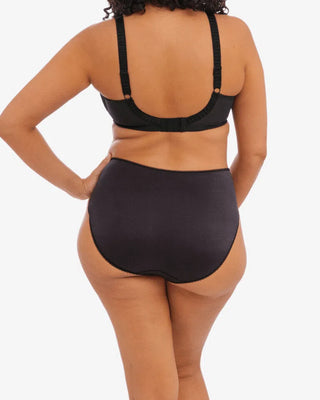 Modell visar baksidan av Elomi Cate Brief i svart, med en mjuk och sömlös design för en bekväm och smidig silhuett.