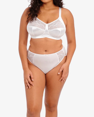Modell bär Elomi Cate Brief i vit, en elegant och följsam trosa med hög midja och mjuka material för komfort hela dagen.