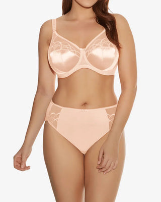 Modell bär Elomi Cate Uw Bh i rosa, en bekväm bh med tre-sektionskopp och sidostödspanel för lyft, form och separering.