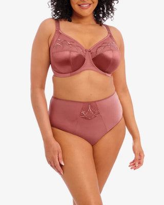 Modell bär Elomi Cate Uw Bh i Rosewood, en bekväm bh med tre-sektionskopp och sidostödspanel för lyft, form och separering.