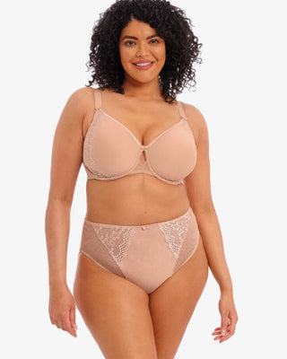 Elomi Charley High Leg Brief i beige, sett framifrån, med midjehög passform och stretchig mesh vid benen för en feminin silhuett.