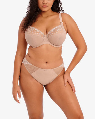 Elomi Charley UW Plunge BH i ljusrosa, bilden visar modellen framifrån med BH:n på sig. Produkten är med låg mitt och tre-sektionskopp för lyft och stöd. Dekorerad med blommigt broderi och flexibel ryggdesign med J-krok.