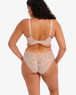 Elomi Charley UW Plunge BH i ljusrosa, med låg mitt och tre-sektionskopp för lyft och stöd. Dekorerad med blommigt broderi och flexibel ryggdesign med J-krok. Bilden är bakifrån för att visa hur BH banden sitter i ryggen. 