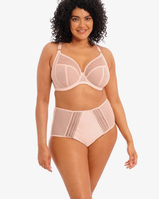 Modell bär Elomi Matilda Full Brief Trosa i rosa, med hög midja och stretchigt meshmaterial för en bekväm passform.