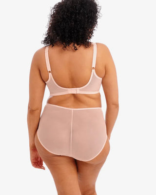 Modell visar baksidan av Elomi Matilda Full Brief Trosa i rosa, med genomskinligt meshmaterial för en sensuell och lätt känsla.