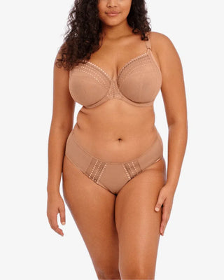 Frontal vy av Elomi Matilda Trosa Brief i beige som visar den vackra pärlbroderade detaljen på framsidan och den skira bakdelen för en elegant och slät finish.