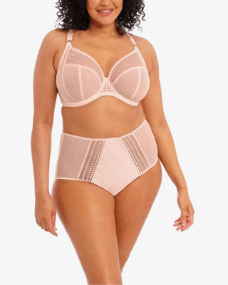 Modell bär Elomi Matilda Uw Plunge BH i Pearl Blush, med en smickrande låg urringning och stödjande sidopanel.