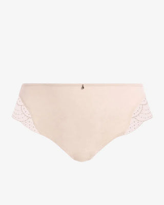 Närbild på Elomi Priya Brazilian Trosa i krämvit, där man tydligt ser de dubbla lagren av stretchmesh framtill, den diskreta benkanten och den roséguldjuveldetaljen.