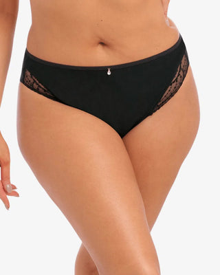 Nära bild framifrån av Elomi Priya Brazilian Trosa i svart som visar den eleganta designen med en smickrande passform, den vackra volangen vid nederkanten och roséguldjuvelen som ger en lyxig finish.