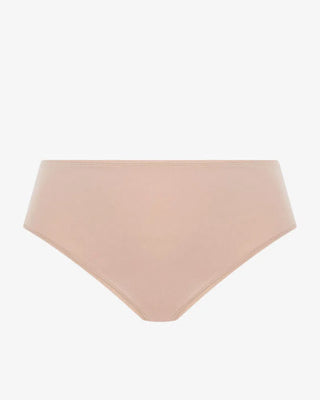 Elomi Smooth Full Brief trosa i beige, fångad i en skarpt avskuren bild som visar den stretchiga och flexibla designen, tillverkad av TENCEL™ Modal och elastan.