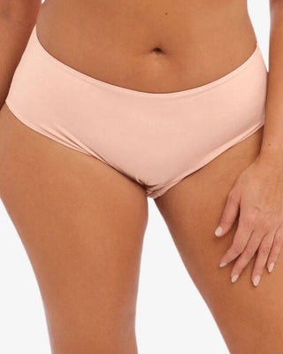 Nära bild av Elomi Smooth Full Brief trosa i beige, som visar de elastiska kanterna och den sömlösa designen för en slät passform under kläder.